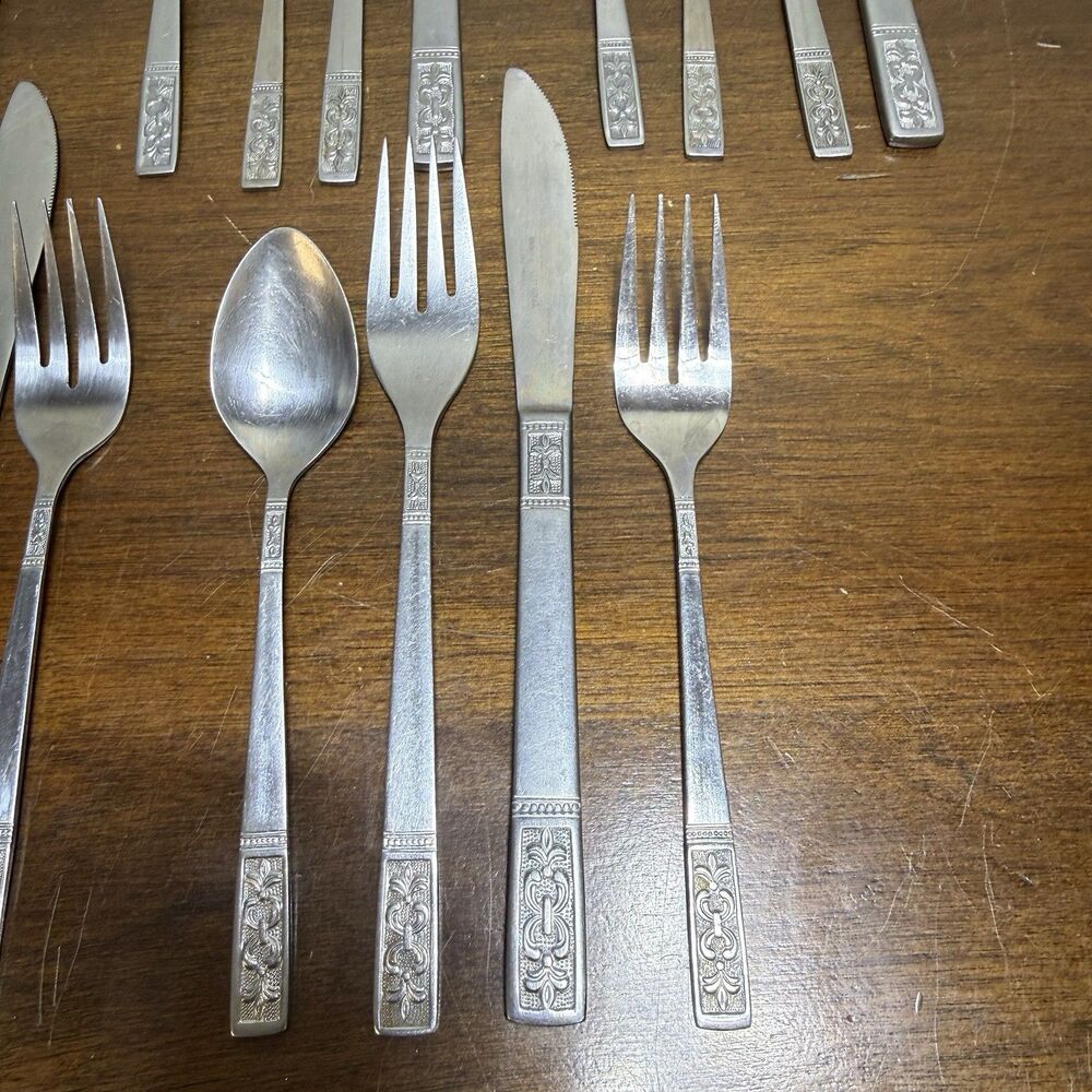 MCM Customcraft Stainless CUS3 Fleur De Lis Flatware 20 Piece Knife Spoon 2 Fork - Picture 3 of 8